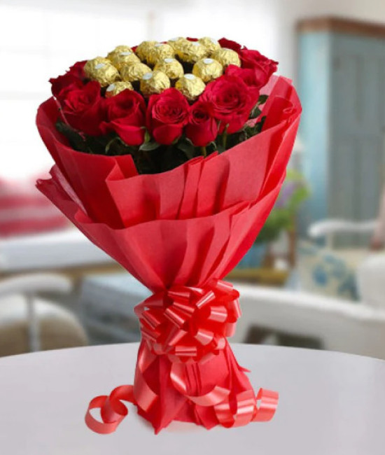 Lovely Roses n Rocher Bouquet Lovely Roses n Rocher Bouquet