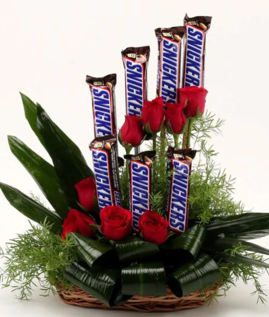 Snickers n Roses Basket Snickers n Roses Basket