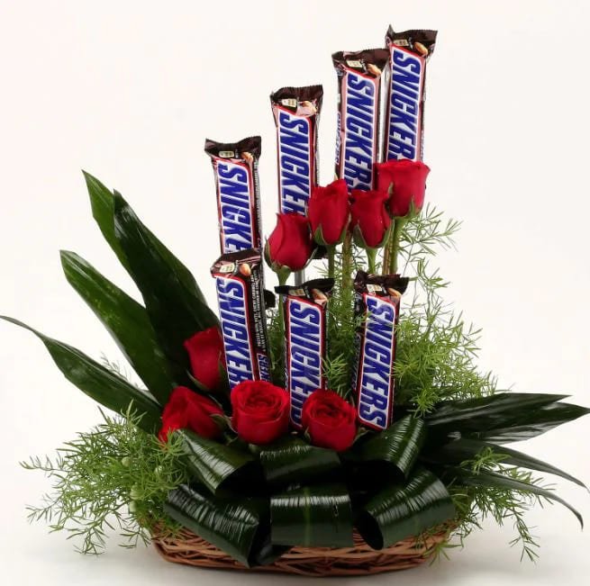 Snickers n Roses Basket