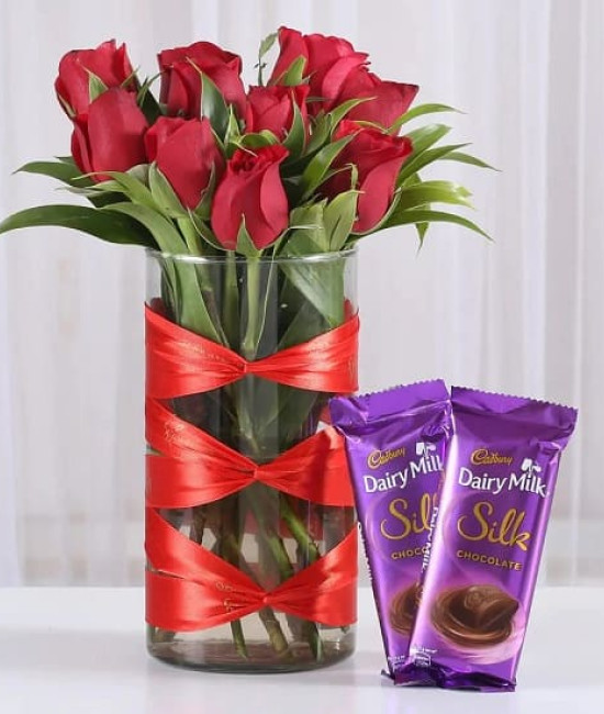 Roses Vase with Silk Chocolates Roses Vase with Silk Chocolates
