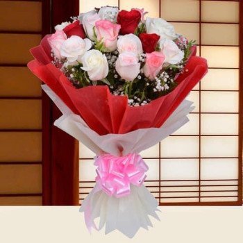 Rosy Elegance – 25 Roses Flat Hand Bunch