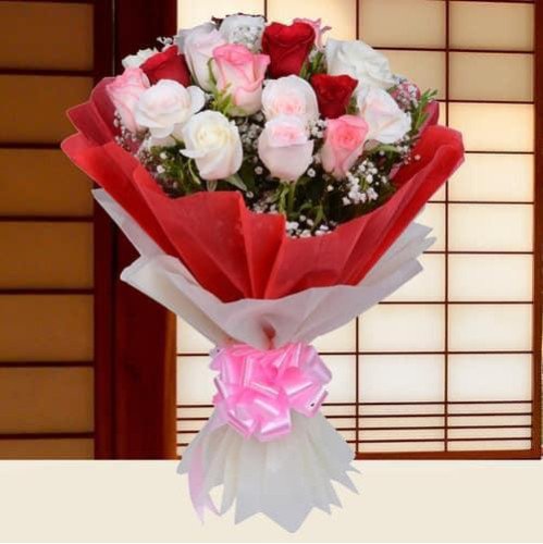 Rosy Elegance – 25 Roses Flat Hand Bunch