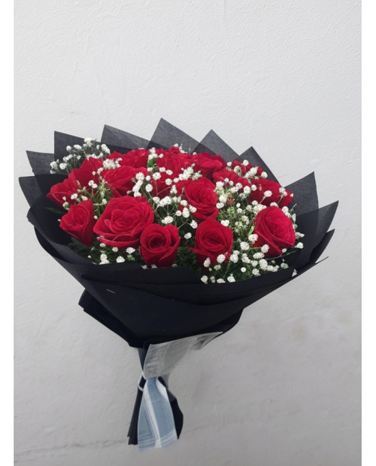 Romantic Charm – 30 Red Roses Bunch