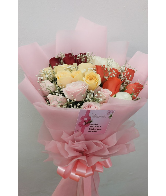 Rosy Elegance – 25 Roses Flat Hand Bunch