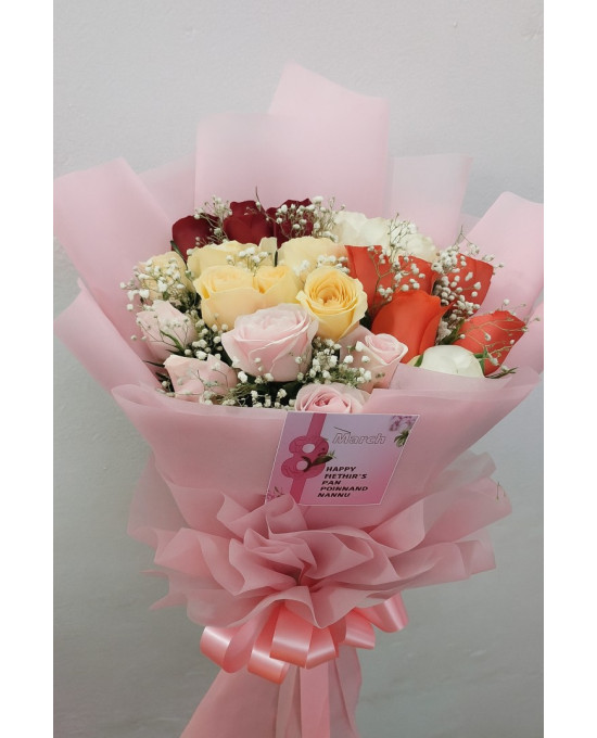 Rosy Elegance – 25 Roses Flat Hand Bunch